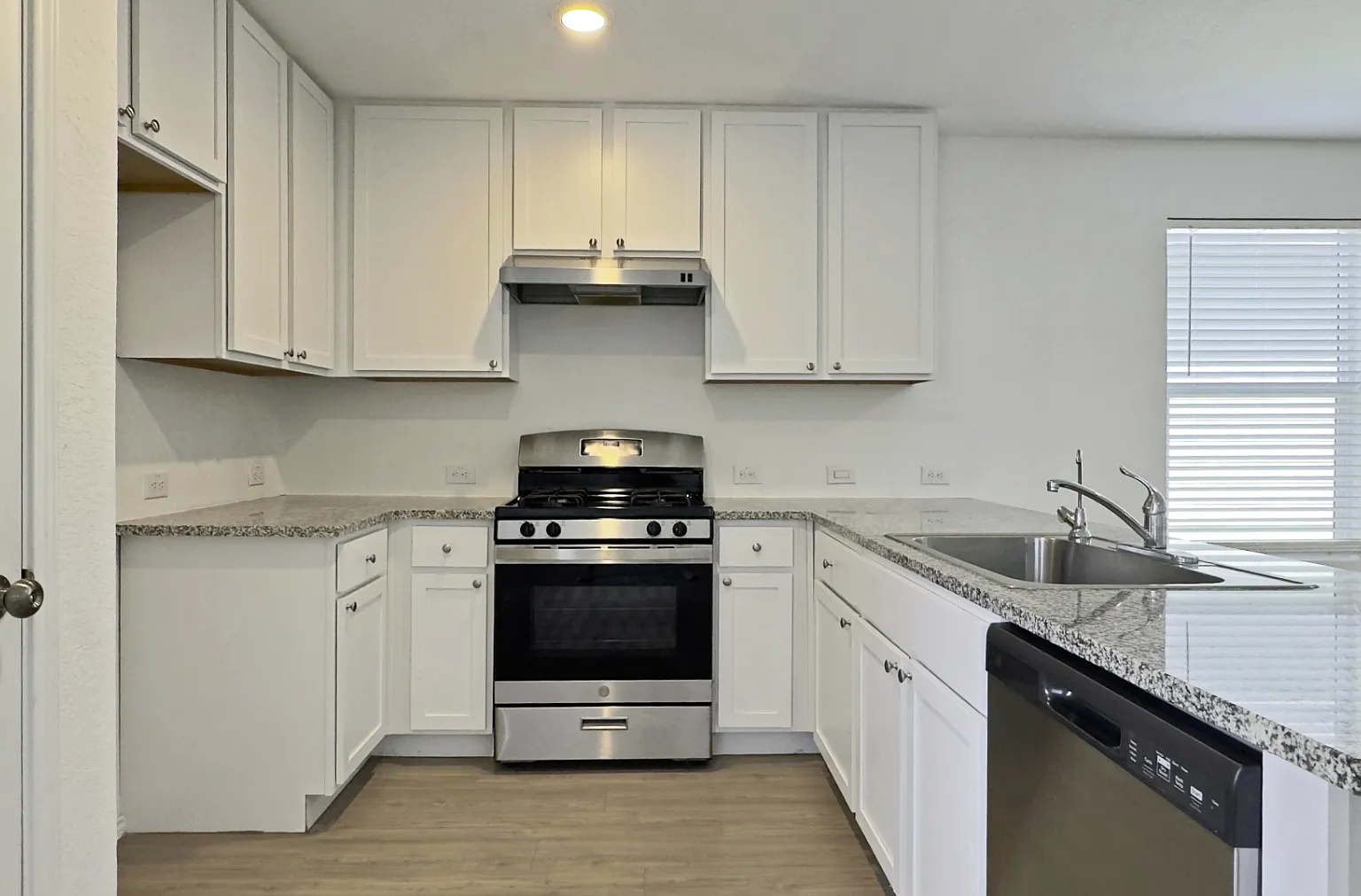 4 bed, 2.5 bath, 1950 sqft, $750 — Photo 3