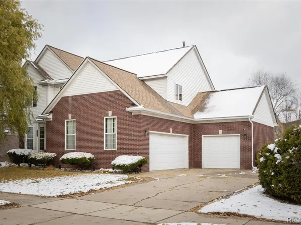 48850 Village Dr, Macomb, MI 48044