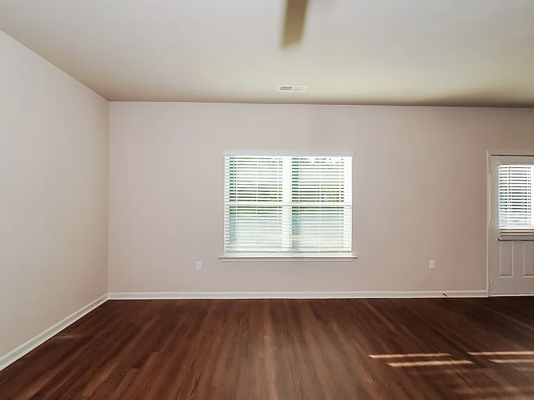 430 Clover Cir — Photo 2