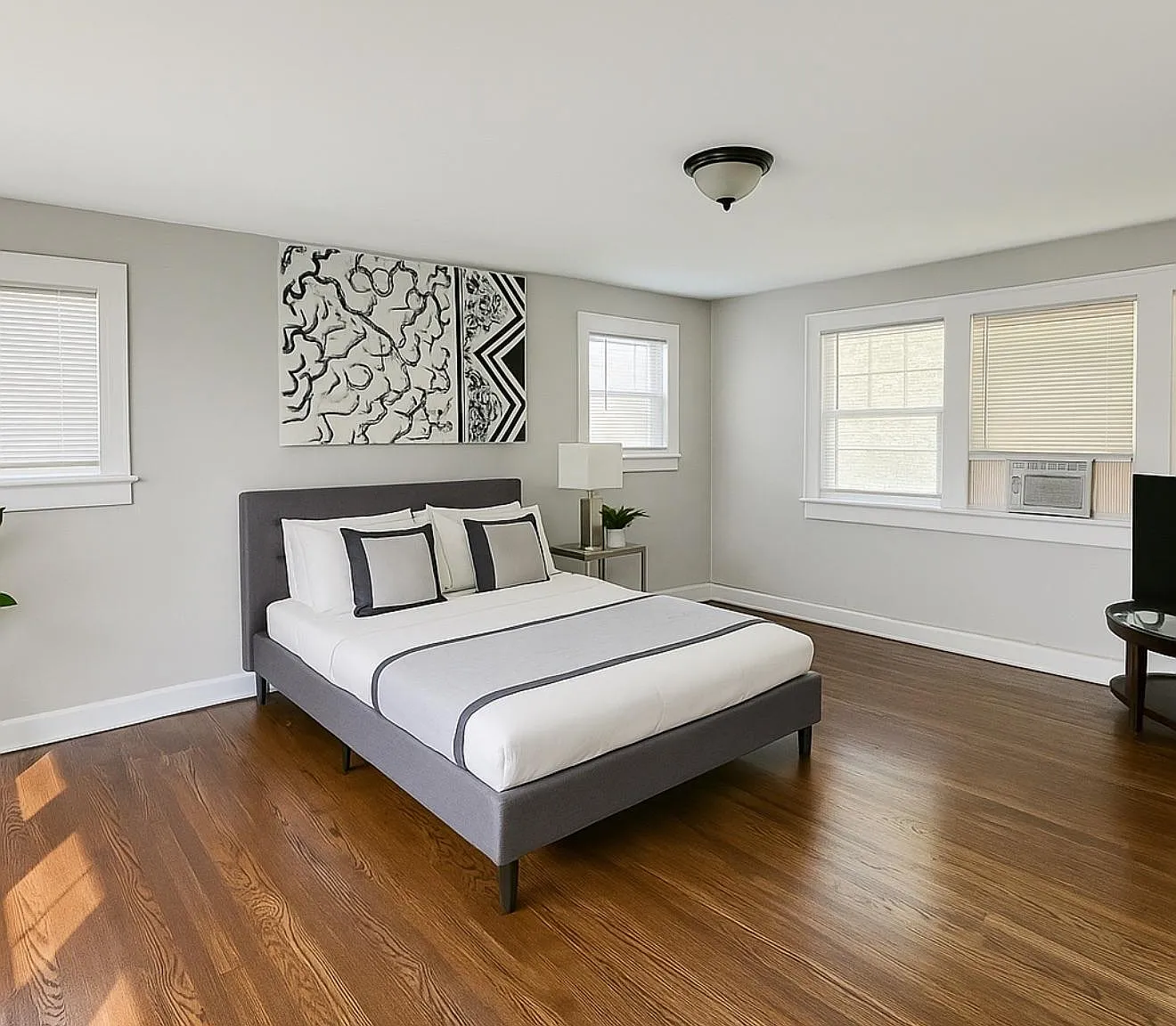 4 bed, 2.0 bath, 1500 sqft, $1,070 — Photo 1