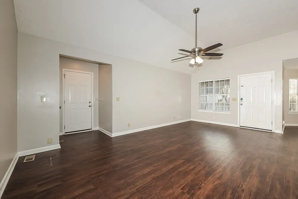 3 bed, 2.0 bath, 1266 sqft, $2,480 — Photo 4