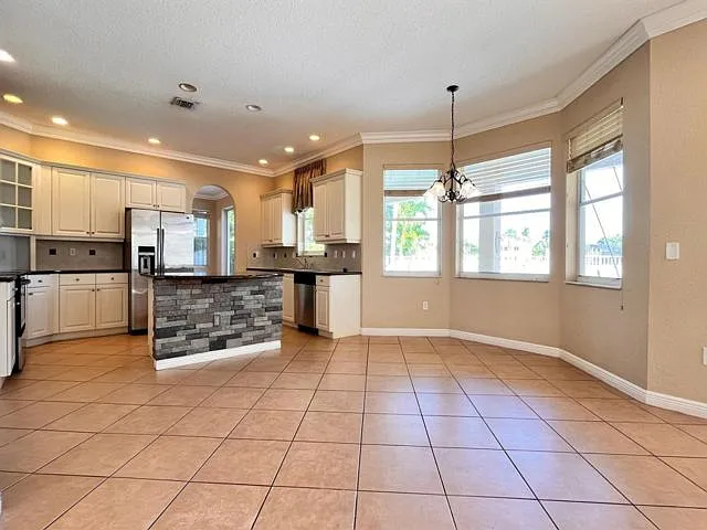 5 bed, 3.0 bath, $5,250 — Photo 2