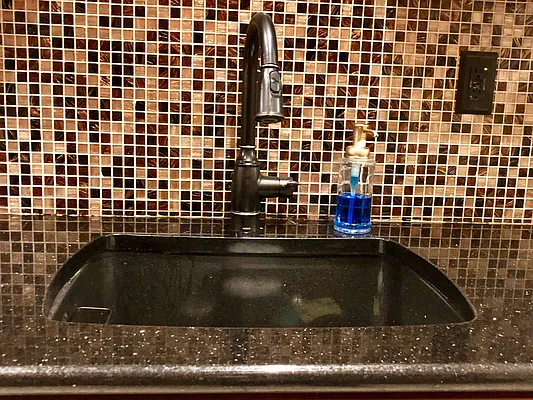 Rented by Halvatzis Realty | media 14