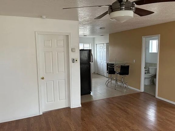 3rd image of 2733 Palomas Dr NE