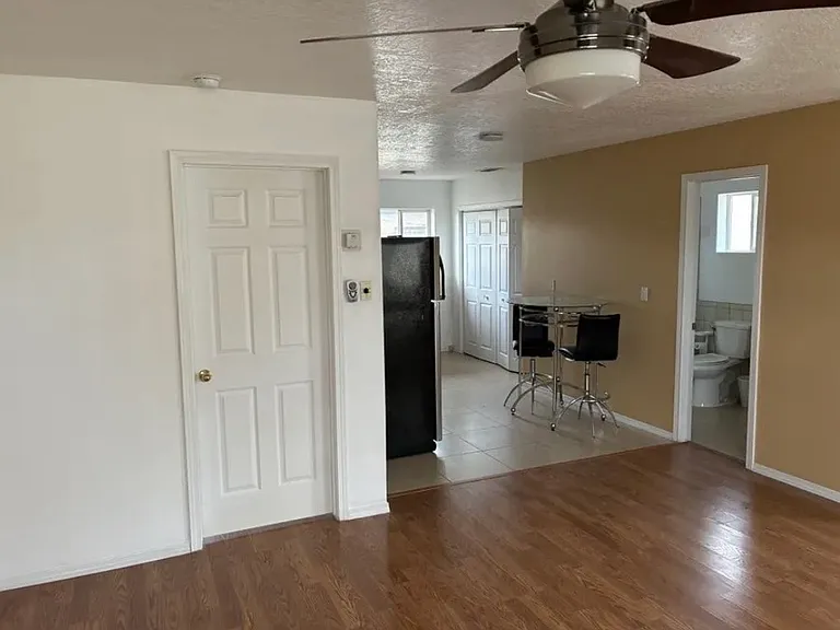 2733 Palomas Dr NE — Photo 3