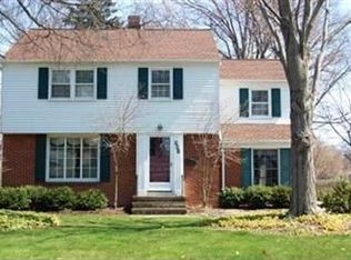 521 Bassett Rd, Bay Village, OH 44140