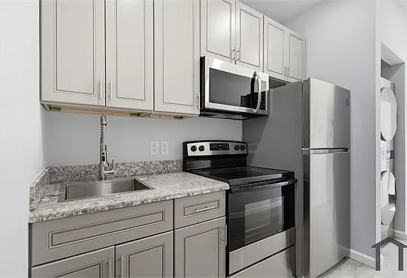 Studio, 300 sqft, $999 — Photo 3