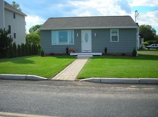 114 E Shore Rd, Narragansett, RI 02882