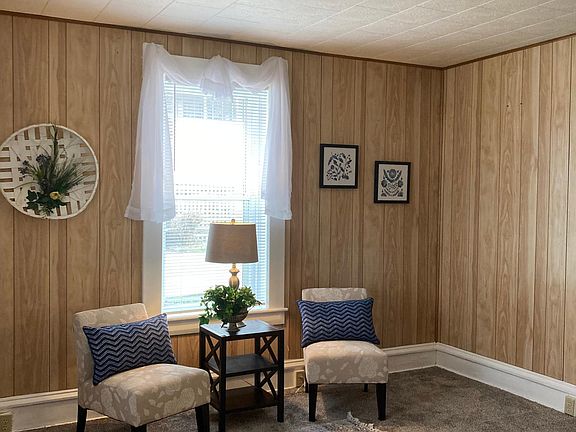 Carpeted large livingroom