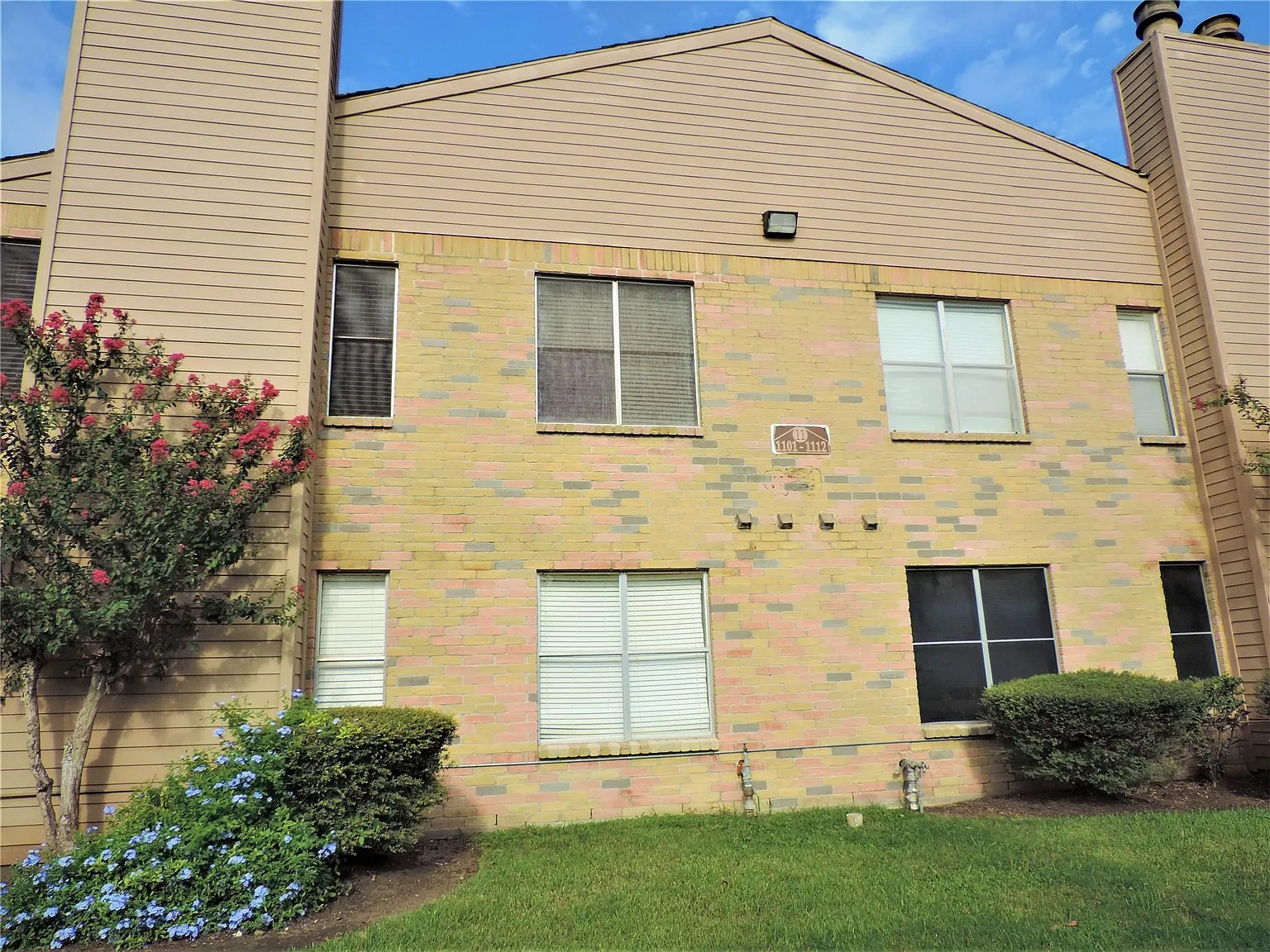 10555 Turtlewood Ct — Photo 4