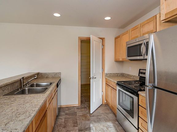 4th image of 387 NE Ohenry Ct