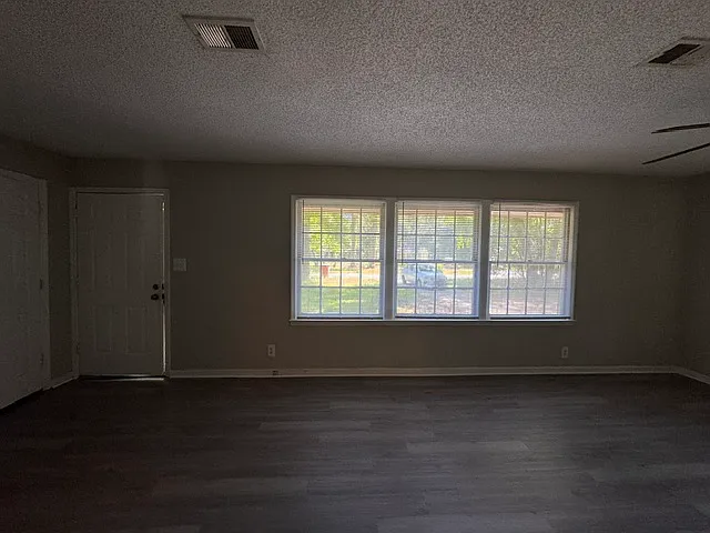 2534 Huntington Dr — Photo 3