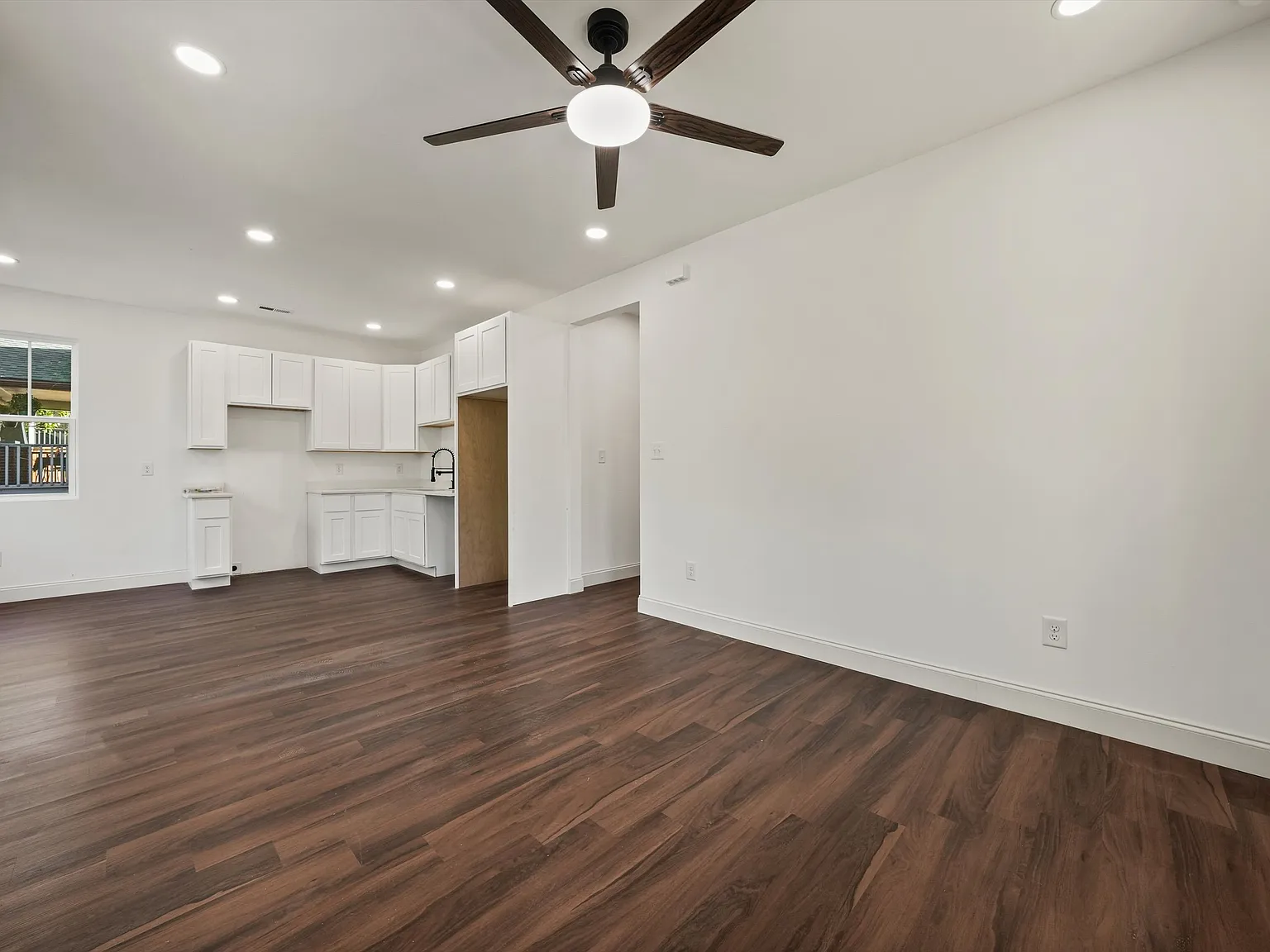 3 bed, 1200 sqft, $1,900 — Photo 2