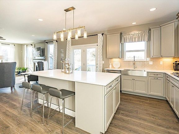 5th image of 703 Myatt Dr