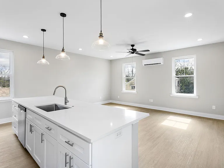 2028 Arbutus Ave — Photo 3