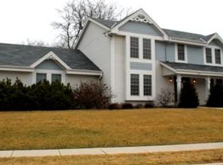 2620 Fox Hill Dr, Waukesha, WI 53189