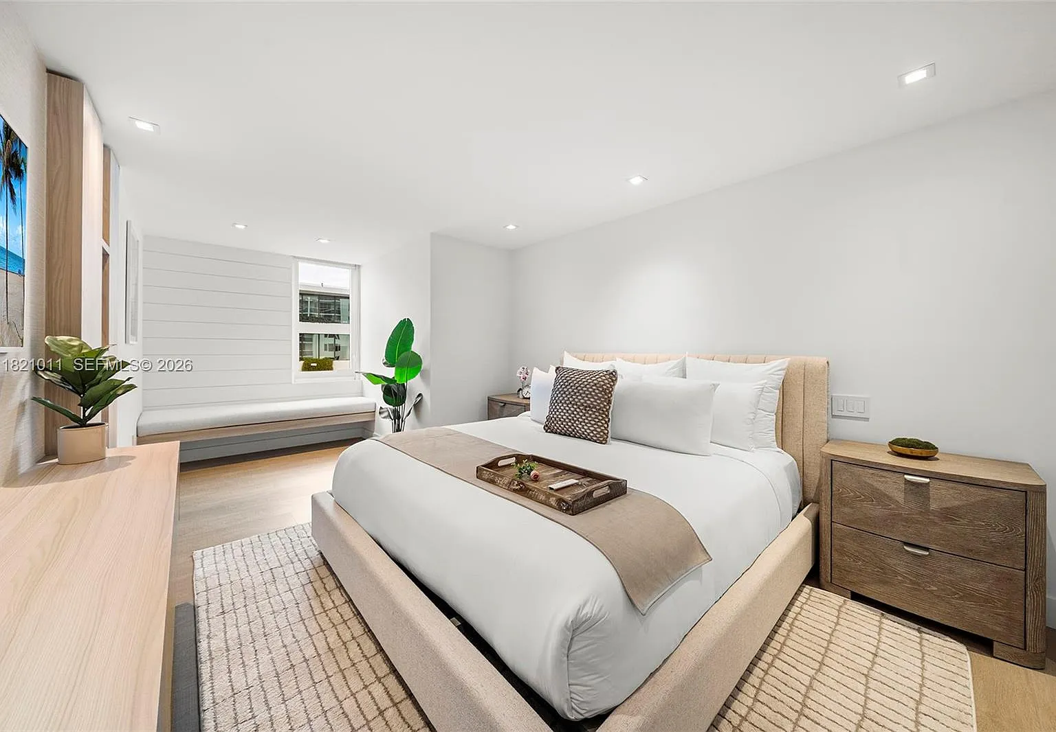 Roney Palace Condo — Photo 4