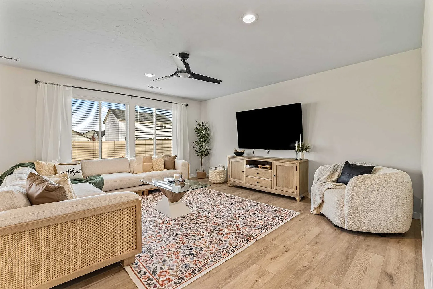 6 bed, 2.0 bath, 2992 sqft, $10,258 — Photo 3
