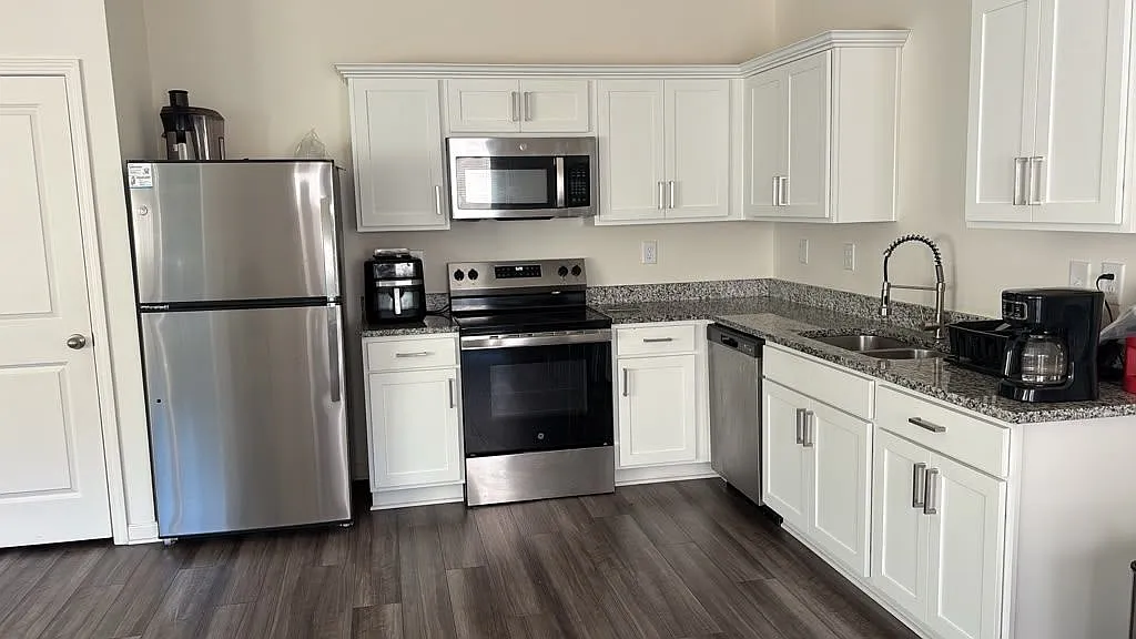 3 bed, 2.5 bath, 1440 sqft, $1,749 — Photo 2