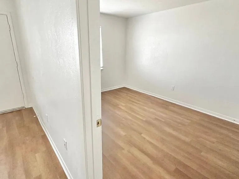 102 E Avenue A — Photo 16
