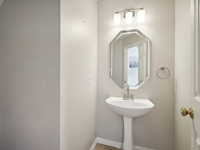14625 Windsor Ct — Photo 19