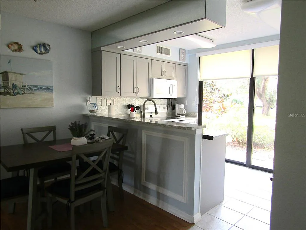 2 bed, 2.0 bath, 1024 sqft, $3,800 — Photo 3
