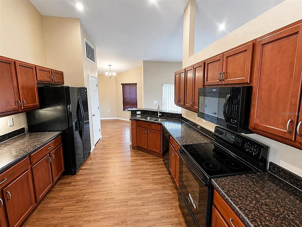 4 bed, 2.0 bath, 1911 sqft, $1,899 — Photo 4
