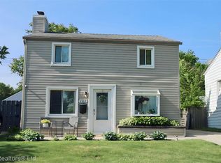 8483 Harding Ave, Center Line, MI 48015