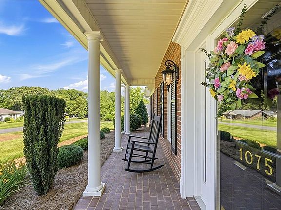4th image of 1075 Foothills Dr