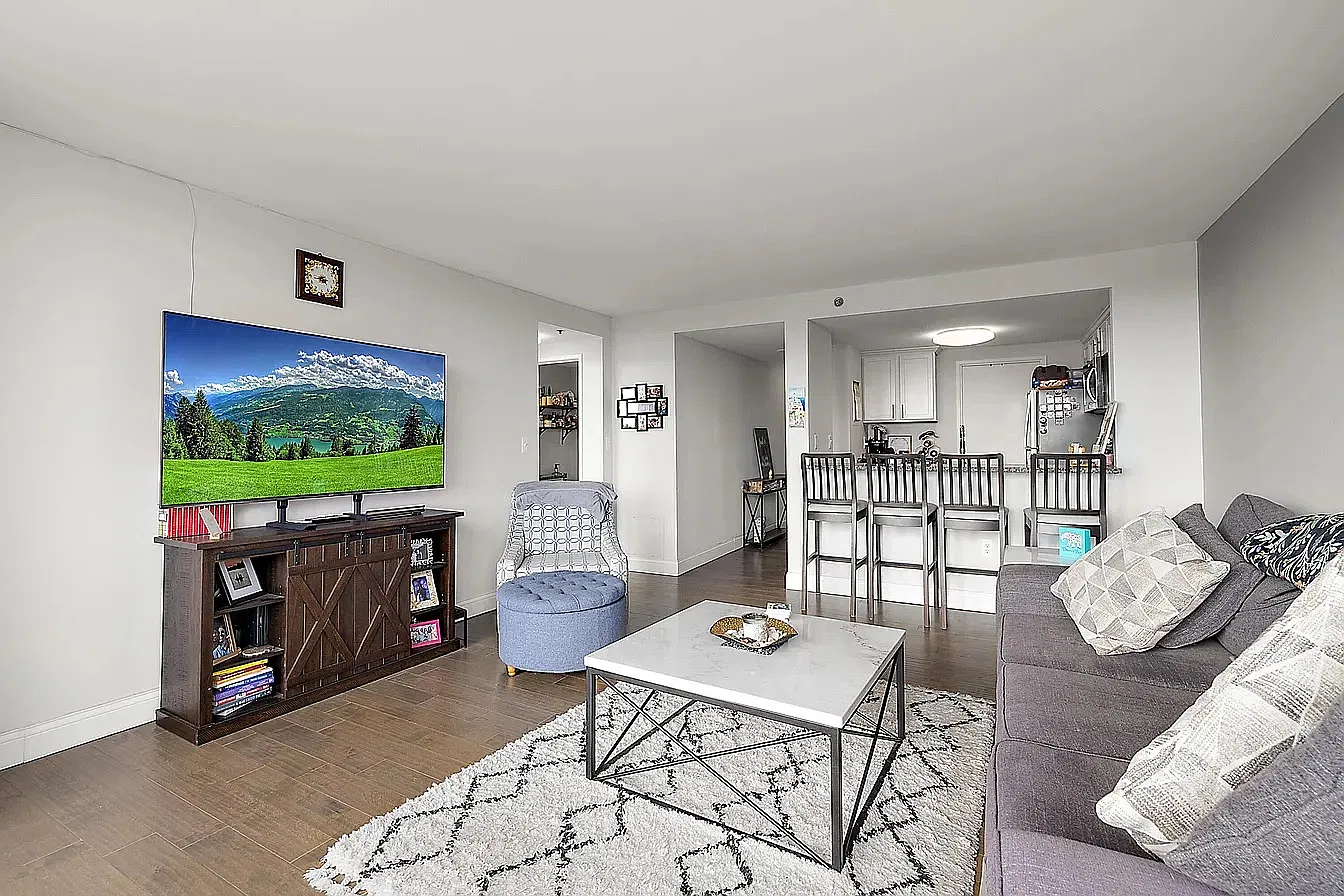 250 E Harbortown Dr — Photo 3