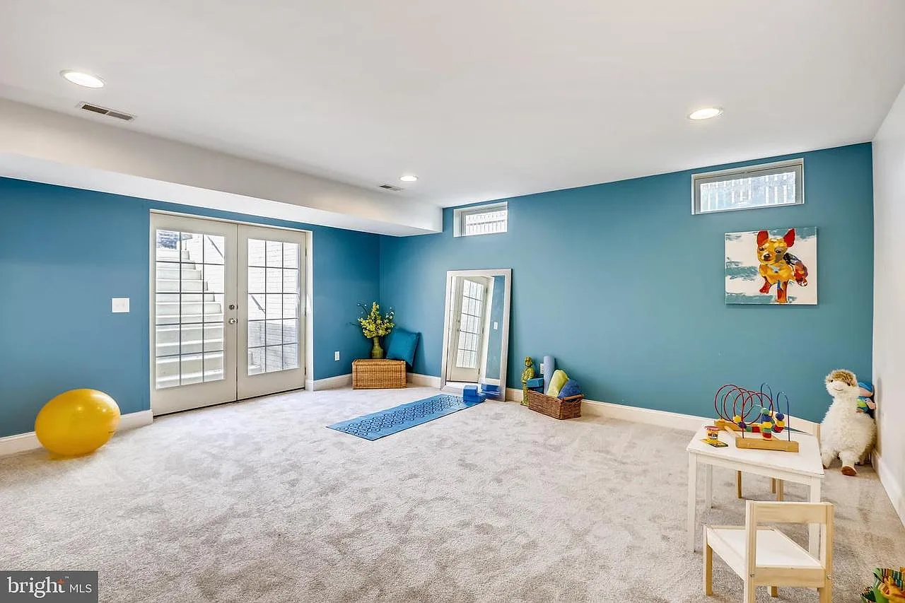 4 bed, 2.5 bath, 3800 sqft, $3,900 — Photo 4