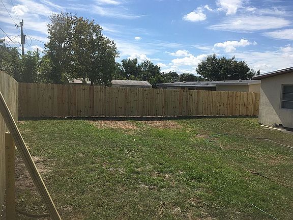 4th image of 405 SE Abeto Ln