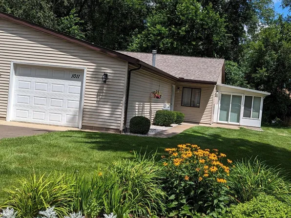 1011 Wedgewood Dr, Plainwell, MI 49080