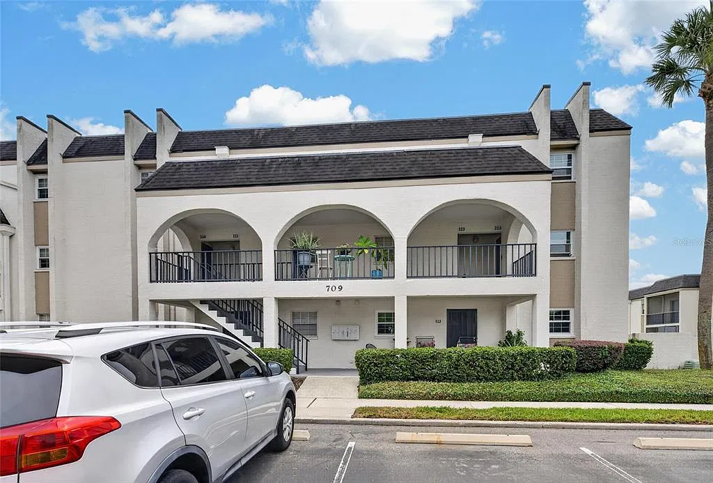 2 bed, 1.5 bath, 1068 sqft, $1,700 — Photo 4