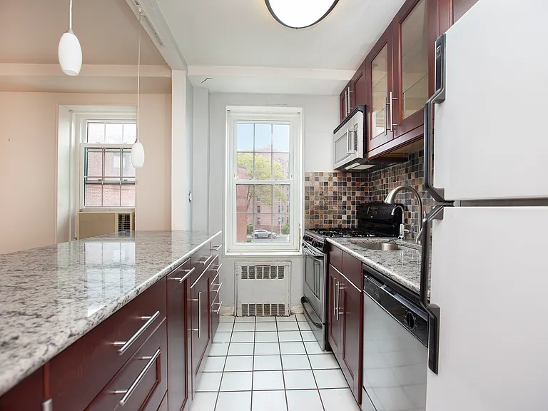 140-21 Burden Cres #204 — Photo 1