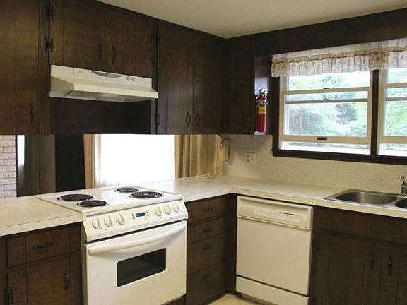 Nice layout for the chef with lots of counter space and cupboards/pantry space.