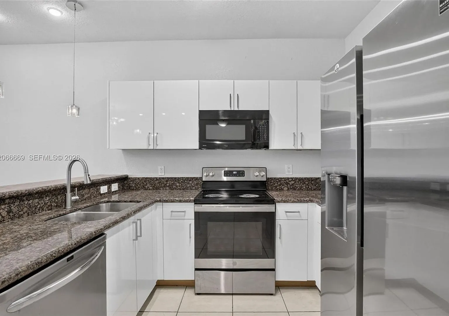3 bed, 2.5 bath, 1906 sqft, $3,000 — Photo 1