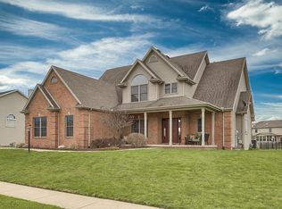 1602 Beaver Lake Dr, Mahomet, IL