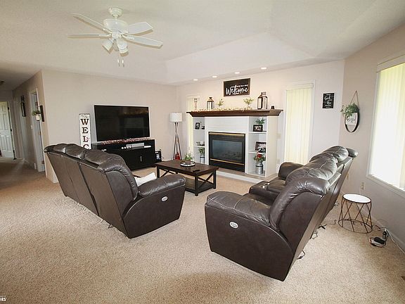 4th image of 707 Country Club Dr
