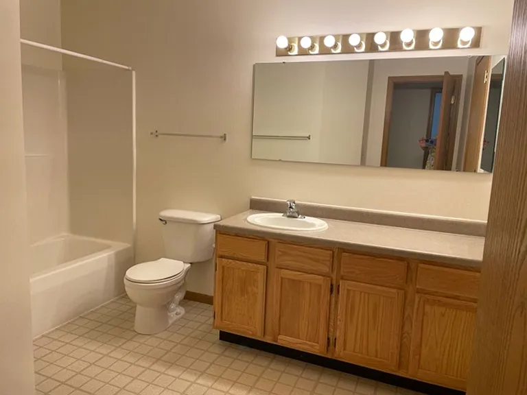 Hollow Creek IV Apartments — Photo 11