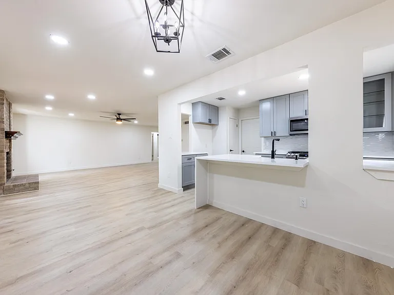 7601 W Gate Blvd — Photo 12