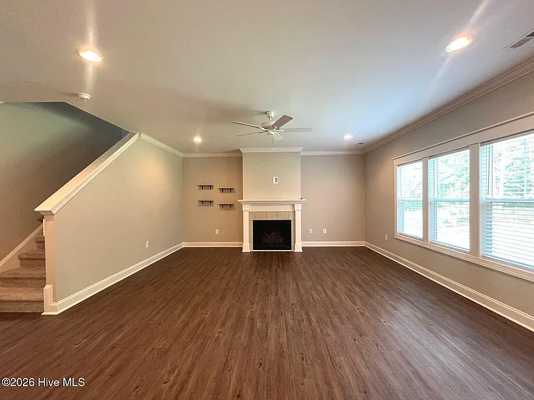 404 Endicott Ct — Photo 5