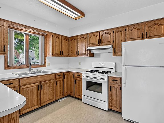 2nd image of 302 W Queen St
