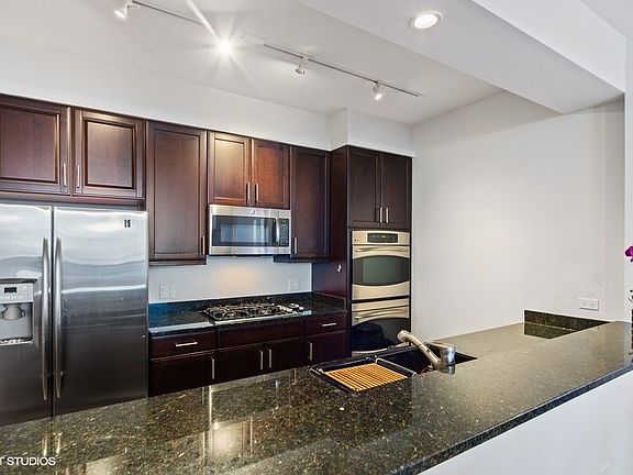 5th image of 1211 S Prairie Ave #1602