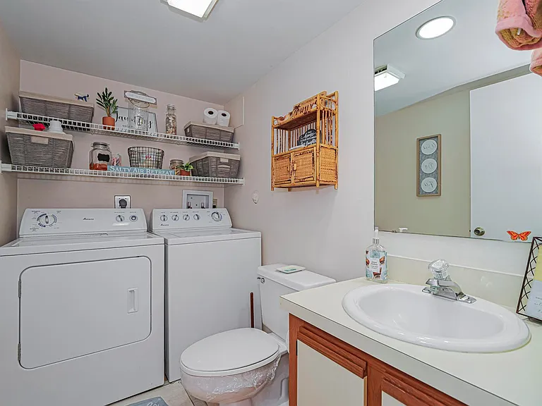 340 S Waverly Pl — Photo 15