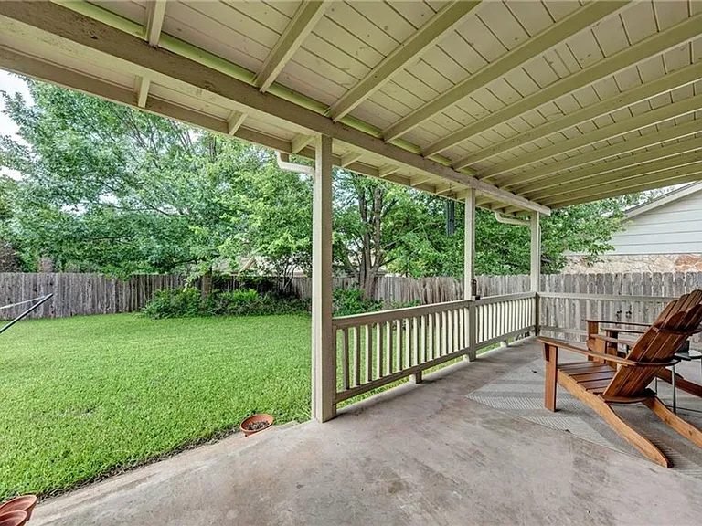 402 Greenwood Dr — Photo 3