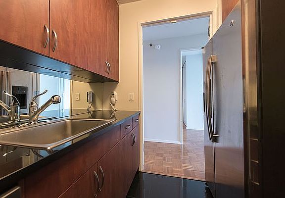 5th image of 420 E 61st St APT 17C