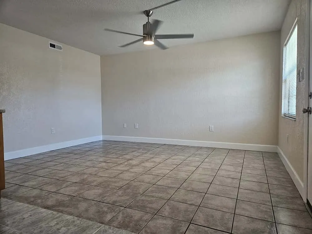 4414 N Clark Ave — Photo 3