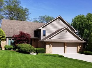 8521 Creekside Ln, Darien, IL