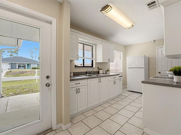 5th image of 10421 Chablis Ave